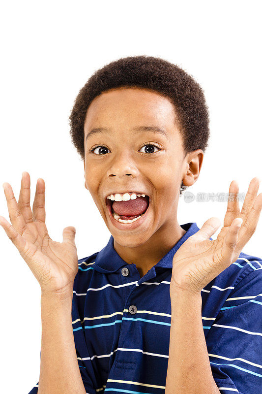 小学9-10岁非洲裔男孩张着嘴
