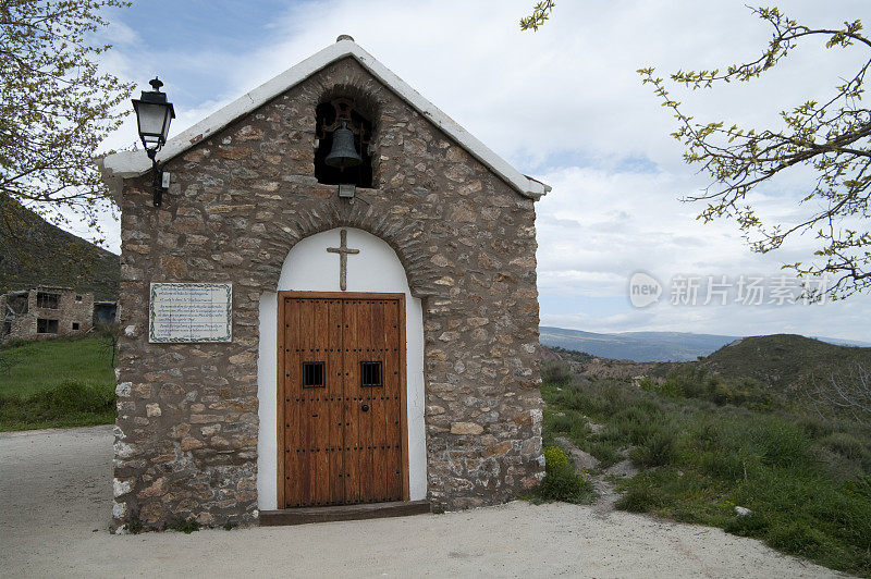 西班牙Alpujarra地区路边的天主教教堂