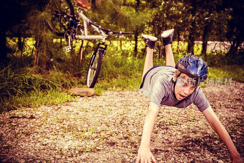 体育运动:十几岁的男孩在农村公路上发生了自行车事故。