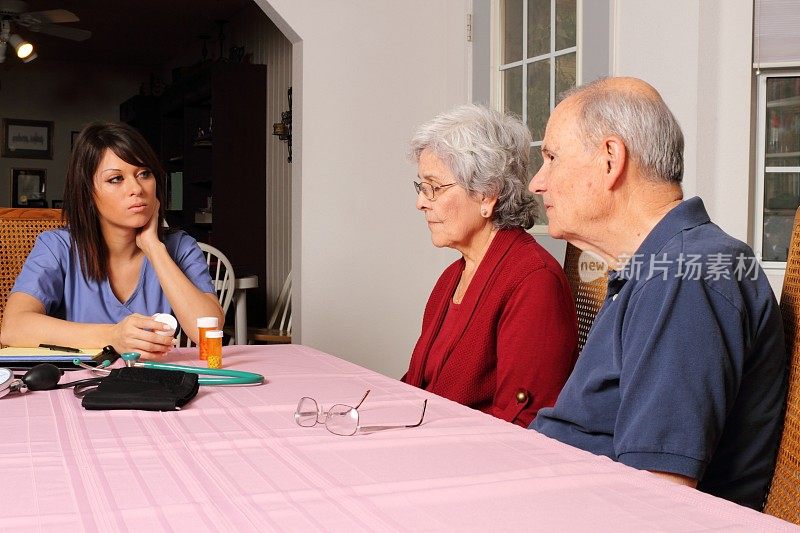 照顾老人的人倾听老人夫妇的心声