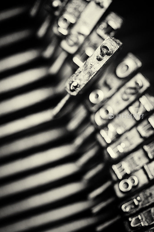 老式打字机的黑白微距镜头