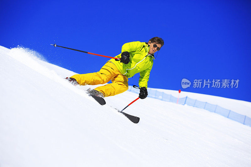 老年人在阳光明媚的滑雪胜地滑雪