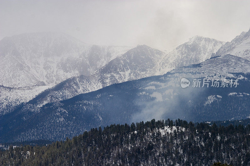 科罗拉多州派克峰上的雾和雪