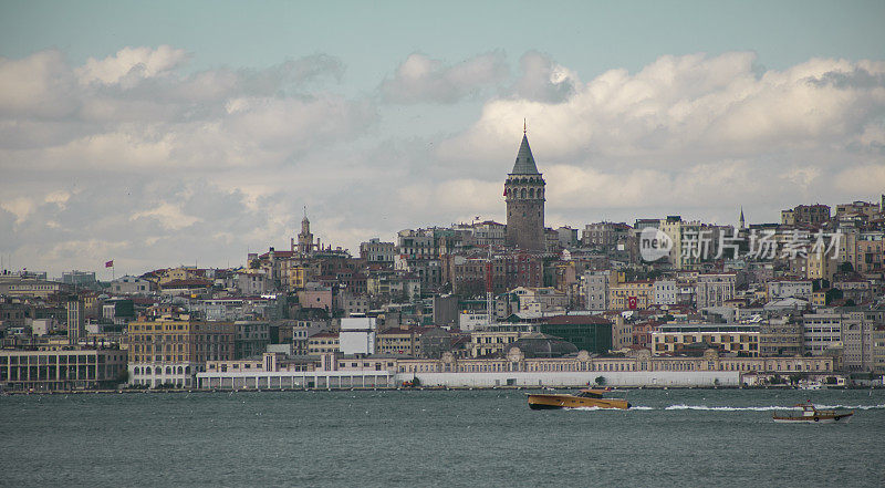 在伊斯坦布尔的加拉塔前乘船旅行