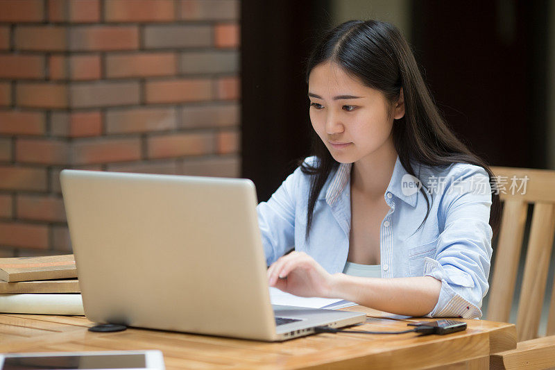 户外咖啡厅里的亚洲女学生