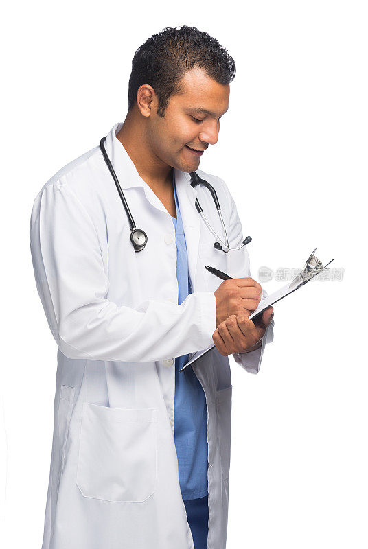 拉丁外科医生在写字板上写字