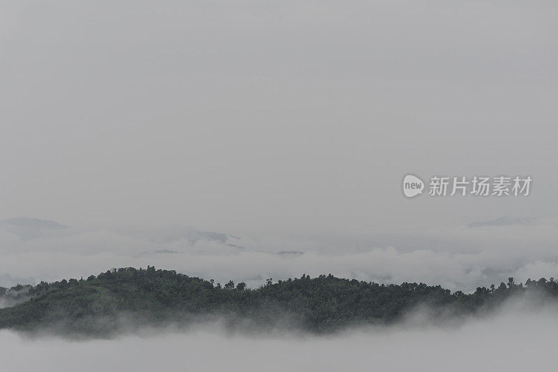 山上的晨雾。亚洲的场景。