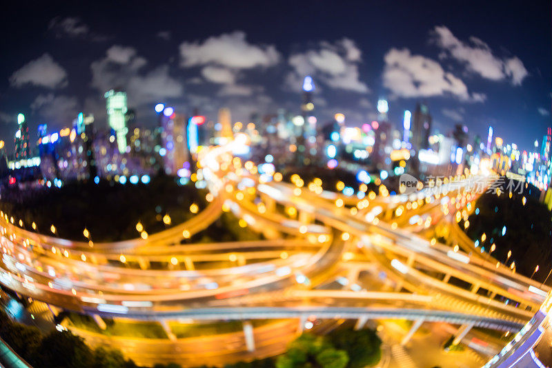 夜间模糊的高架道路