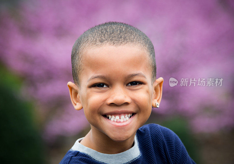 外面微笑的年轻非裔美国男孩的肖像