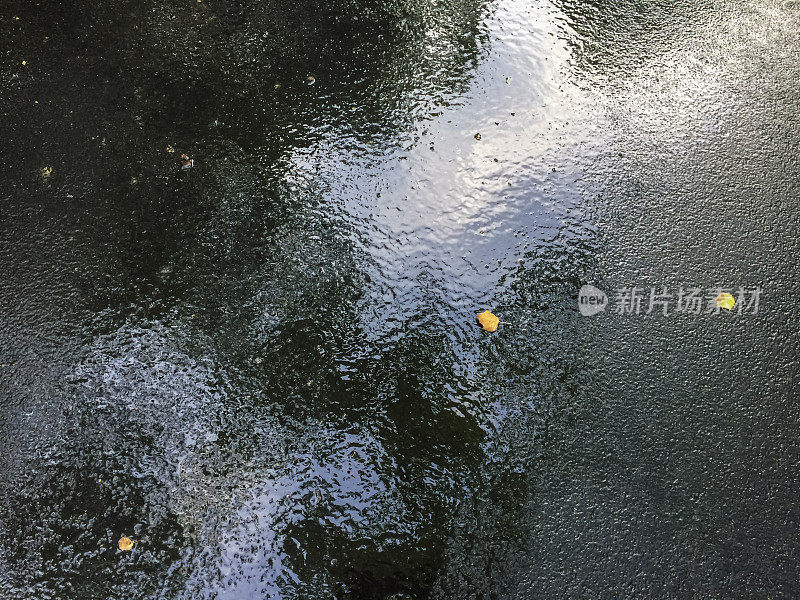 雨水洒在沥青上