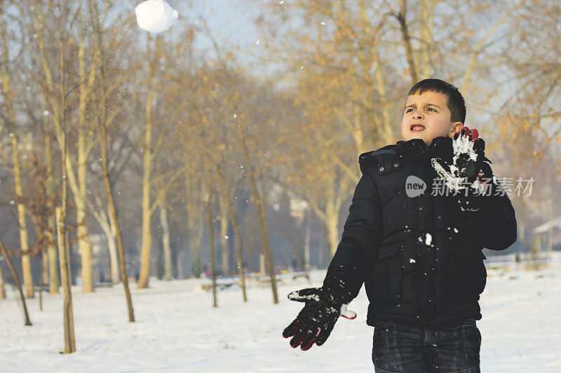 小男孩扔雪球