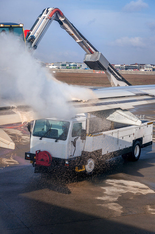土耳其阿塔图尔克机场清理飞机积雪