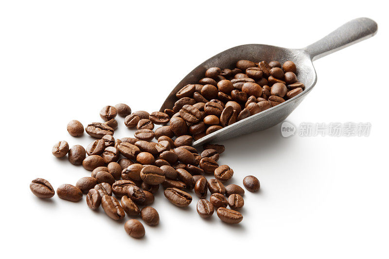 咖啡:用勺子在白色背景下烘烤咖啡豆