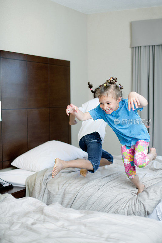 孩子们在酒店房间的床上蹦蹦跳跳