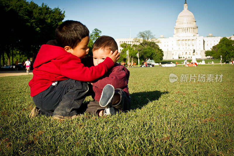 两兄弟在国会大厦亲吻拥抱