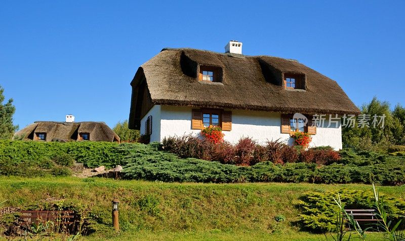 建筑，翻新的旧波兰小屋，茅草屋顶