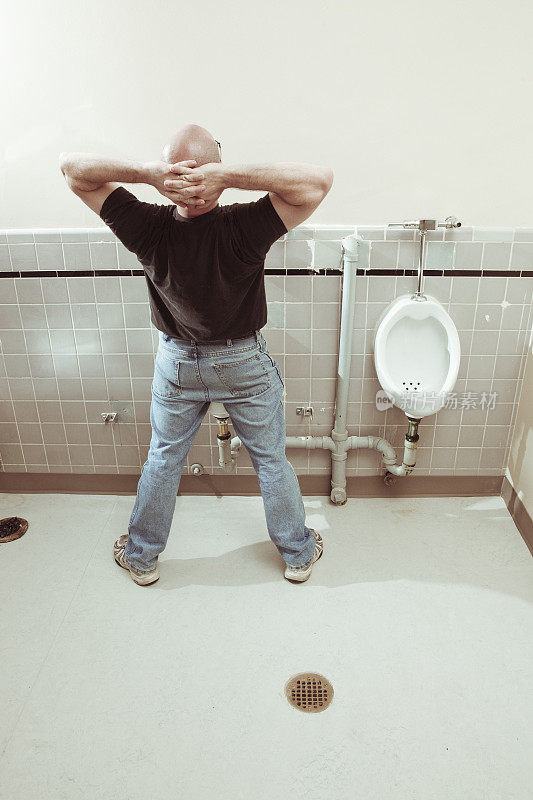 男人在厕所的小便池