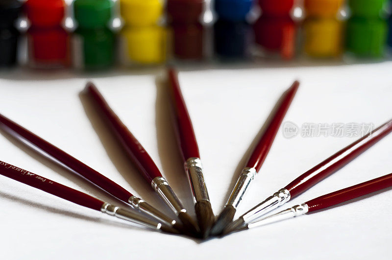 画笔和颜料罐