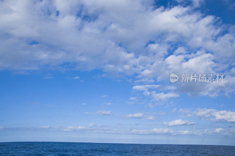 海面上散落着白云和蓝天