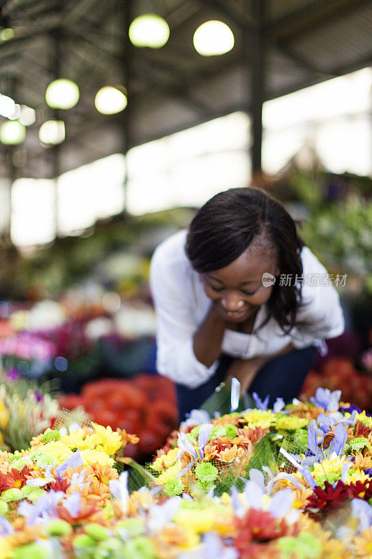 一个非洲女人在开普敦闻着花香