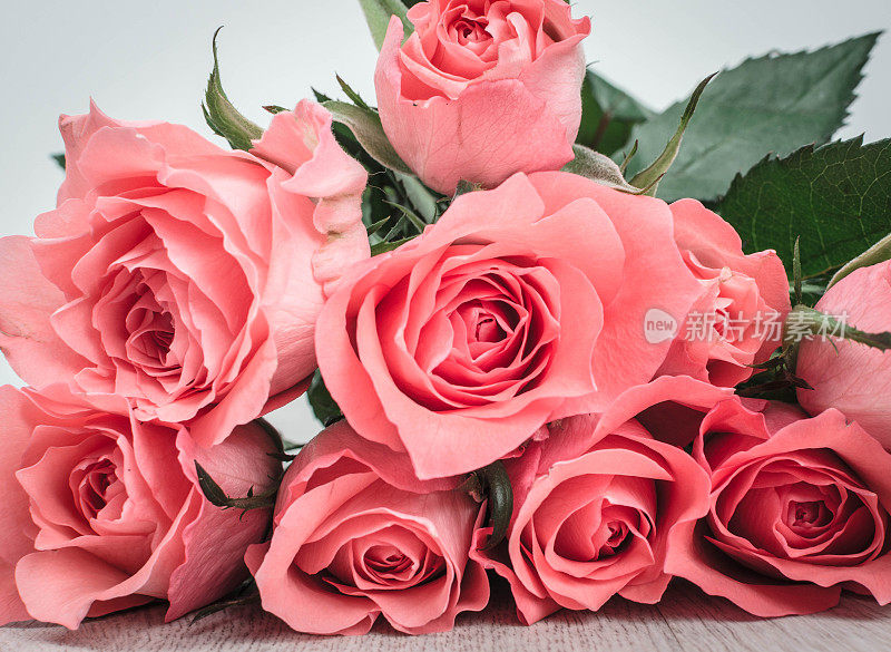 木桌上放着美妙的粉红玫瑰