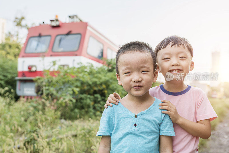 孩子们在跑道上玩耍