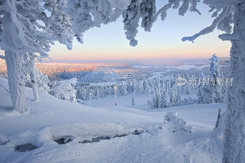 圣诞老人的冰冻森林里的霜冻日落