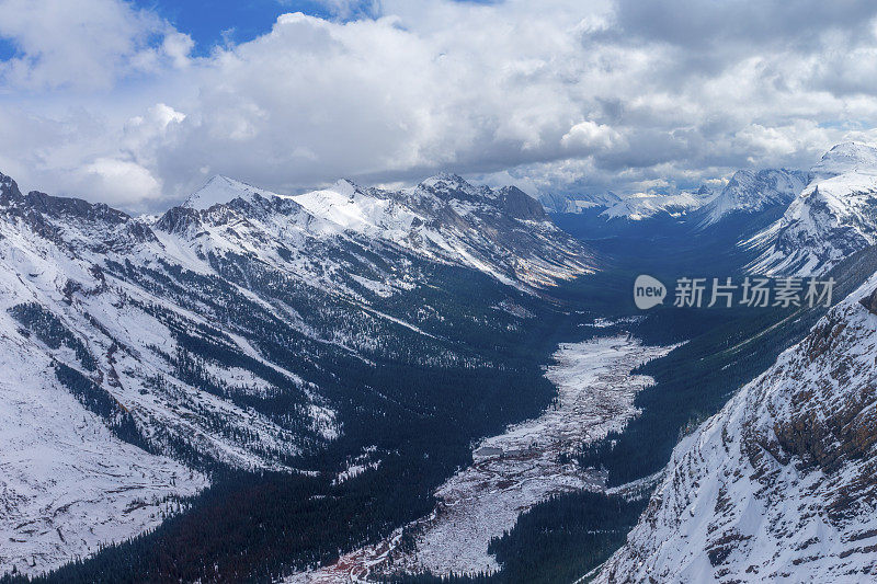 鸟瞰图在Assiniboine省公园，加拿大