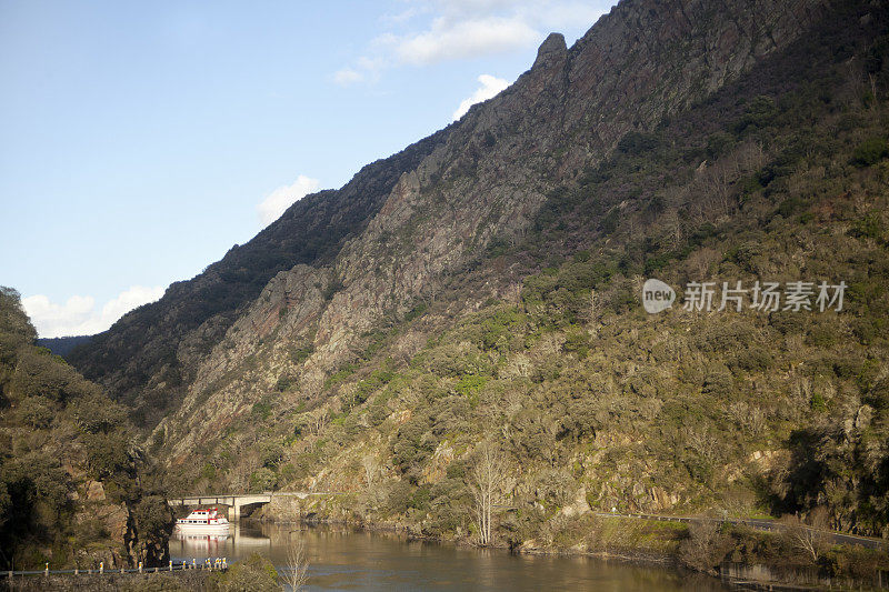 在西班牙加利西亚的里贝拉萨克拉，河流Sil水库，峡谷，船只。