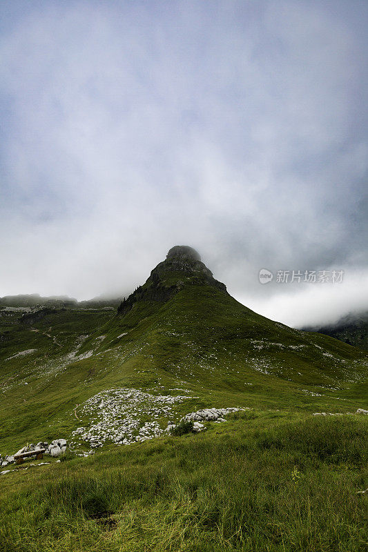 云中阿尔卑斯山山脉的全景