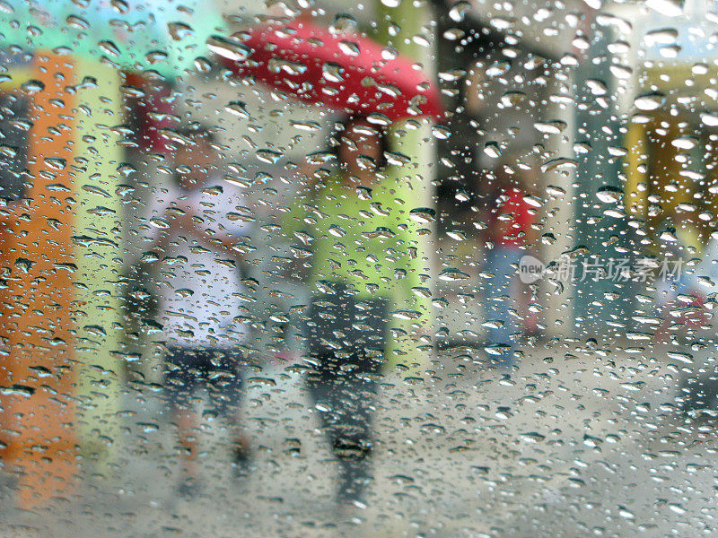 人们打着伞在雨中行走