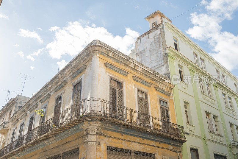 哈瓦那Vieja殖民古巴角楼建筑与外部阳台