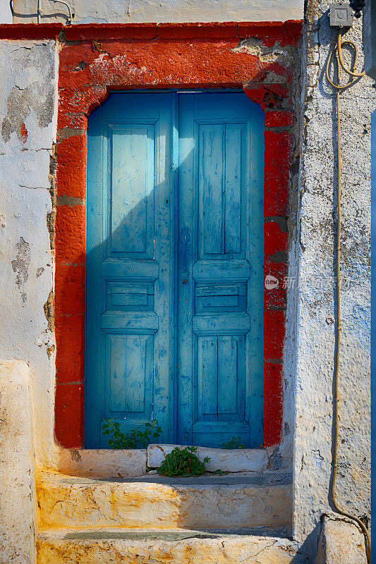 希腊圣托里尼岛的老式蓝色门
