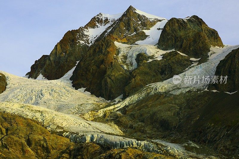 阿尔卑斯山景，勃朗峰冰川岩面拂晓