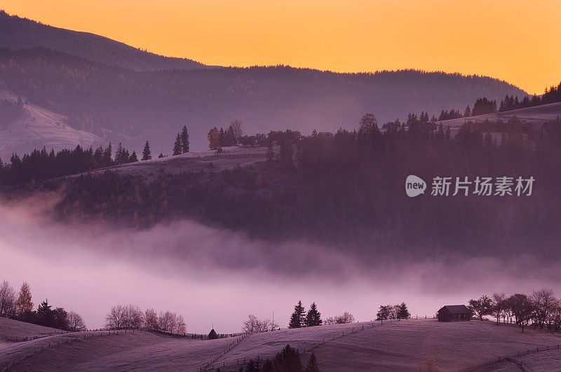 雾蒙蒙的山村日落