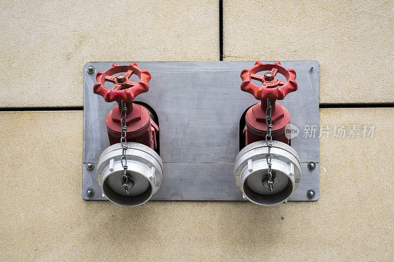 两个红色的消防栓
