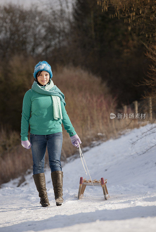 在雪地里行走的女人