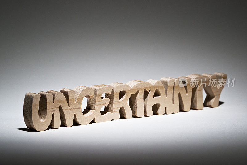 不确定性:由木头手工切割的字母