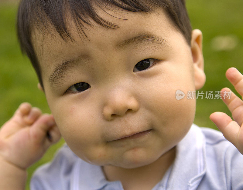 亚洲男孩娃娃脸，快乐的韩国儿童户外