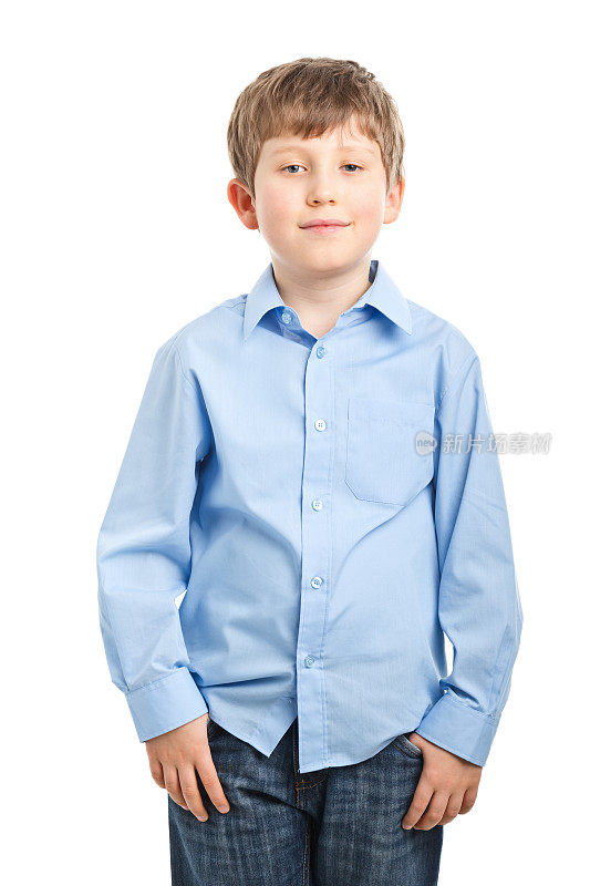 穿着蓝色衬衫的8岁男孩
