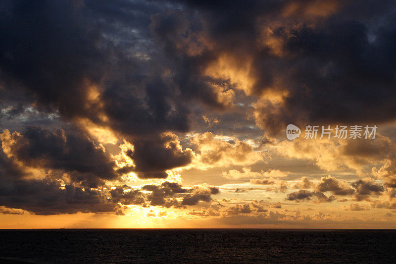 在海上日落