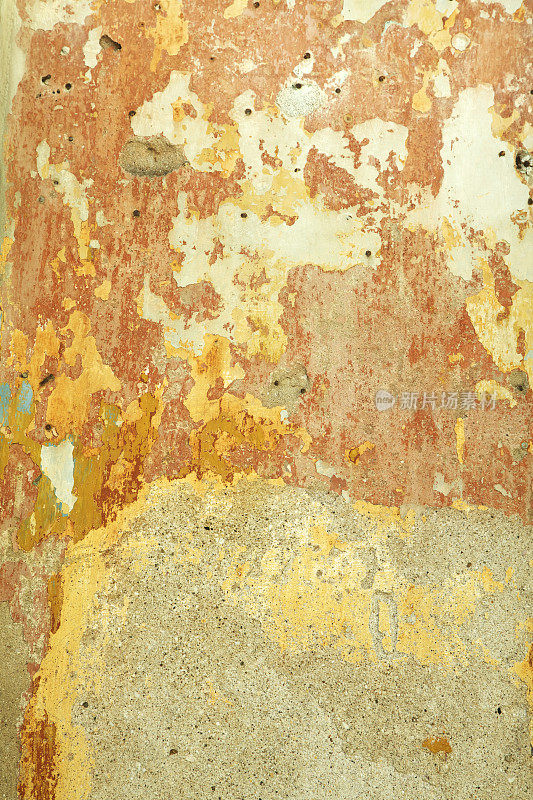 剥落的裂墙和残留的橙色油漆，垃圾，背景