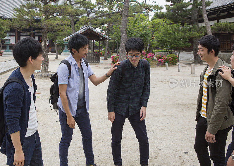 年轻的日本学生参观寺庙与朋友在日本京都