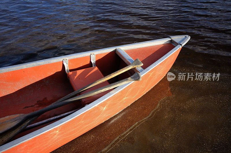 俯视湖面上的独木舟