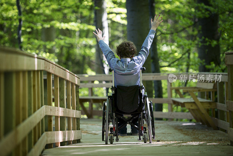 轮椅上的男孩享受特制轮椅人行道