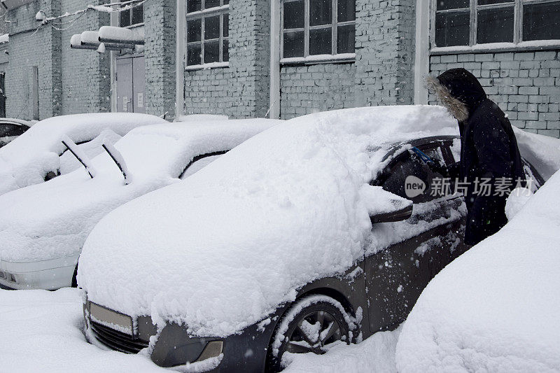 汽车后降雪