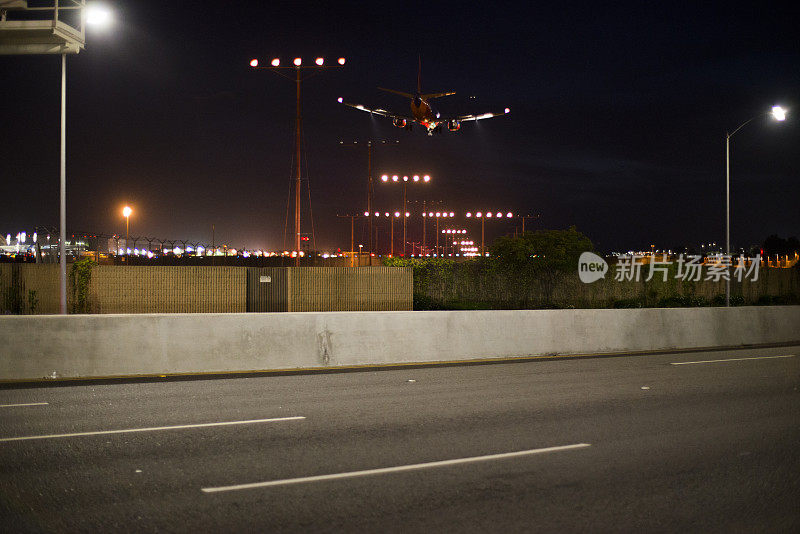 飞机消失在夜空中