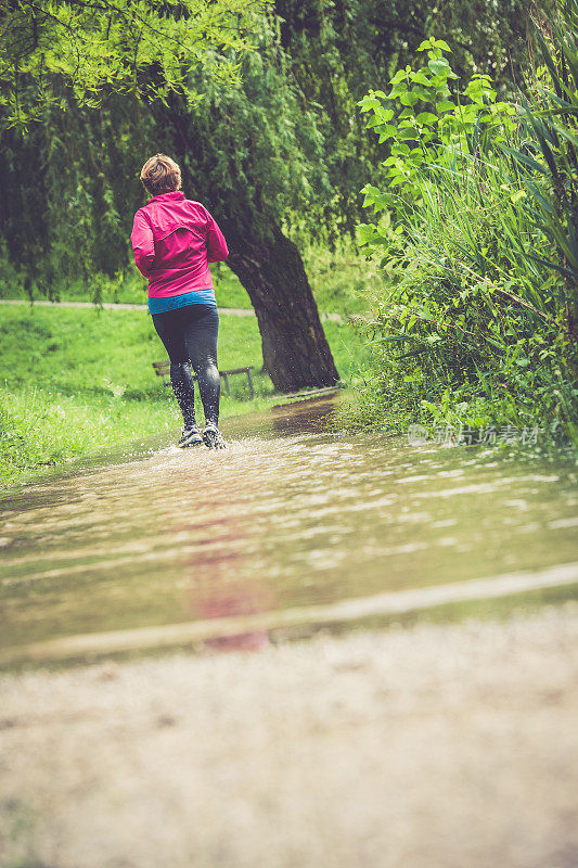 高加索老年妇女在雨中奔跑地中海活跃老年人