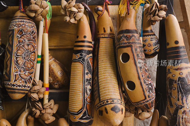 采购产品秘鲁土著乐器，雕刻和绘画南美纪念品