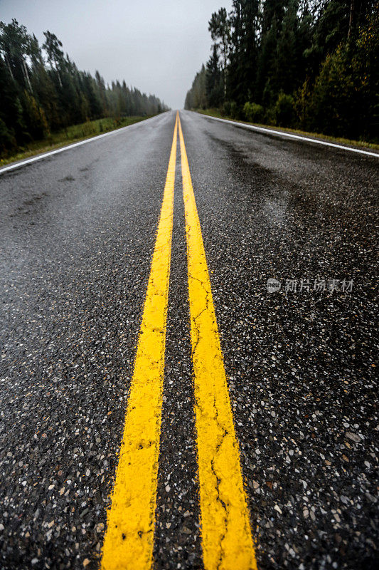 湿滑雨淋公路